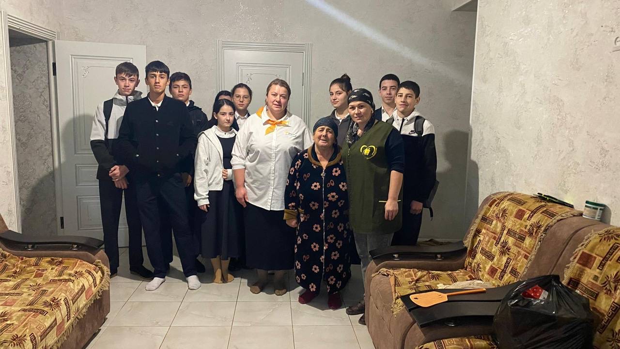 Внимание к старшим: школьники Аргудана поздравляют мать героя СВО Внимание к старшим: школьники Аргудана поздравляют мать героя СВО